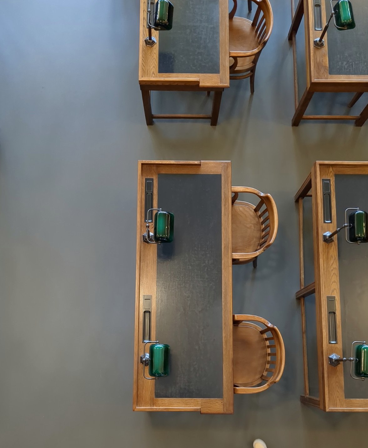 Arbeitsplätze im geisteswissenschaftlichen Lesesaal der Deutschen Nationalbibliothek in Leipzig, von oben gesehen